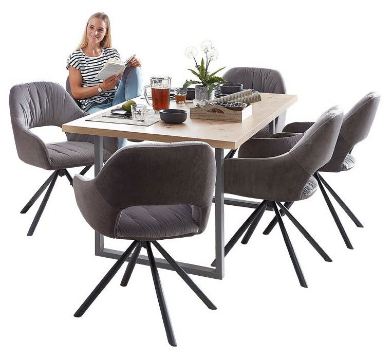 Moderner Esstisch mit sechs grauen Stühlen, gedeckt mit Geschirr und Dekoration, seitliche Perspektive.