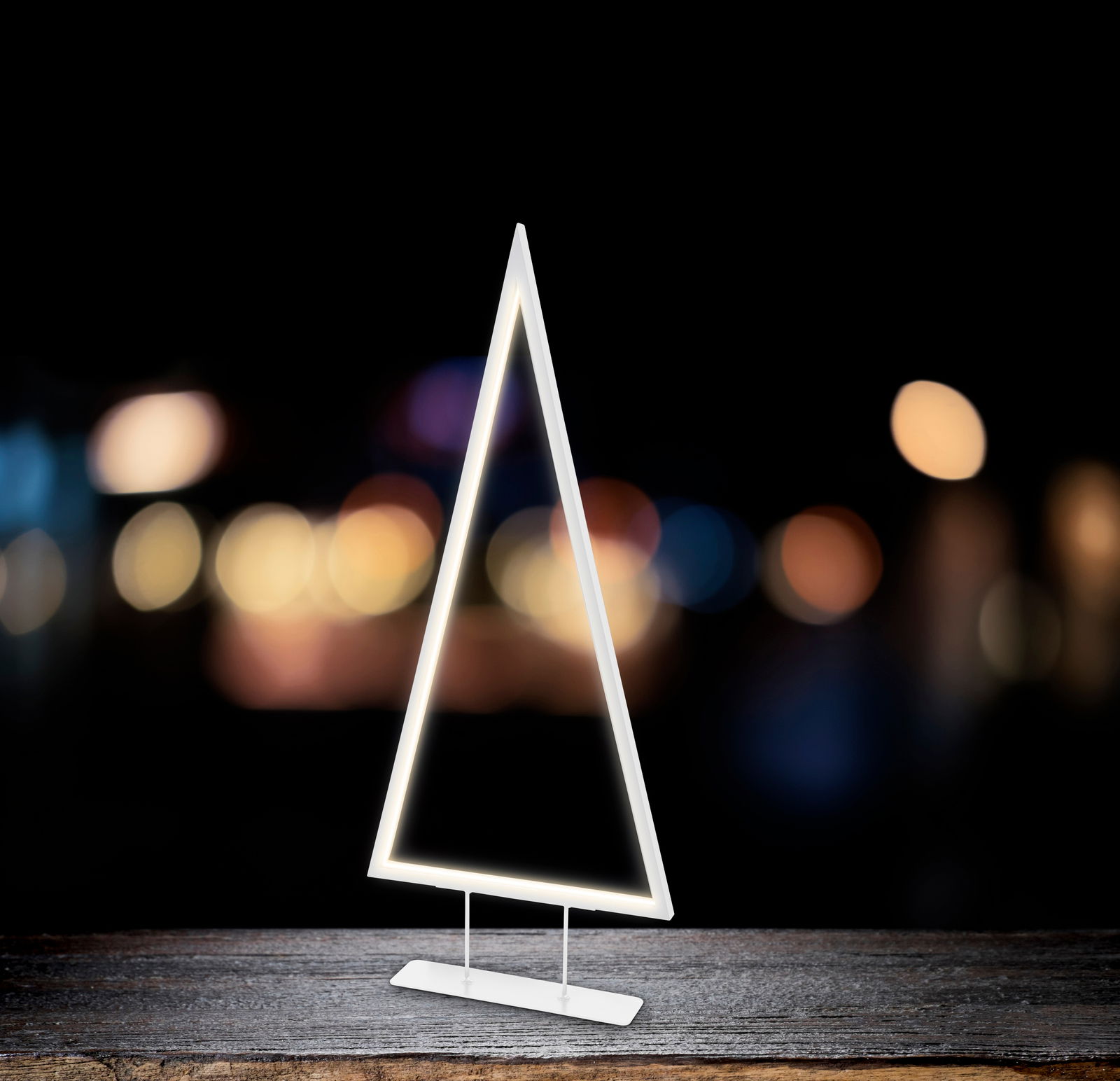 LED Baum in dreieckiger Form, frontal fotografiert, mit leuchtendem Rahmen vor unscharfem Hintergrund.