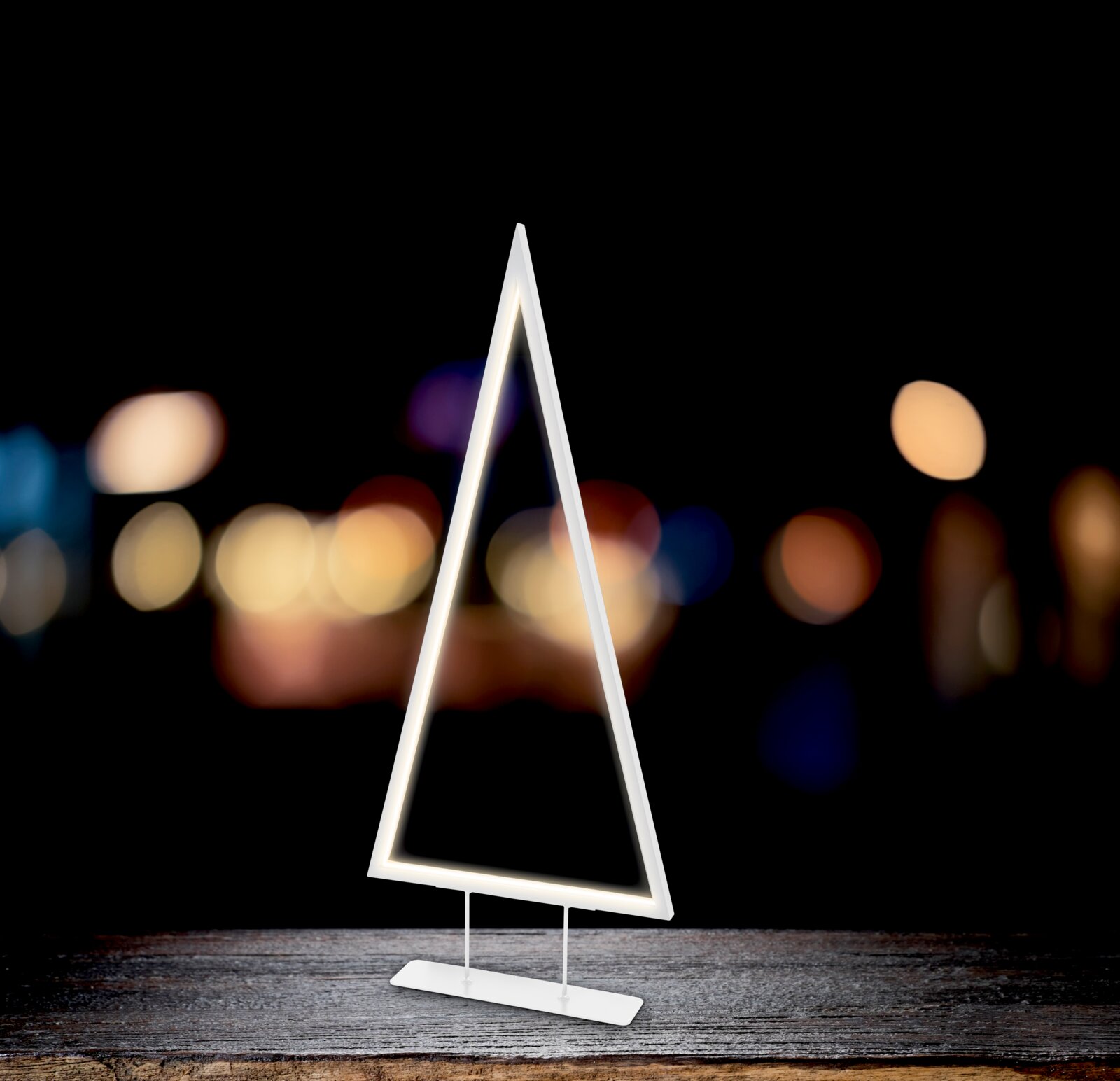 LED Baum in dreieckiger Form, frontal fotografiert, mit leuchtendem Rahmen vor unscharfem Hintergrund.
