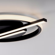 Moderne LED-Deckenleuchte mit kreisförmigem Design und linearen Elementen, seitliche Perspektive
