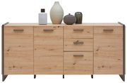 Frontale Ansicht eines XL-Sideboards aus hellem Holz mit drei Türen und zwei Schubladen, dekoriert mit vier Vasen in verschiedenen Formen und Farben.
