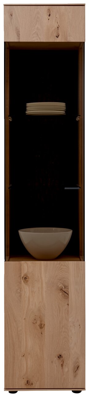 Frontale Ansicht der Valnatura Vitrine LAVIA mit Holzelementen und Glastür, gefüllt mit weißen Tellern und einer Schale.