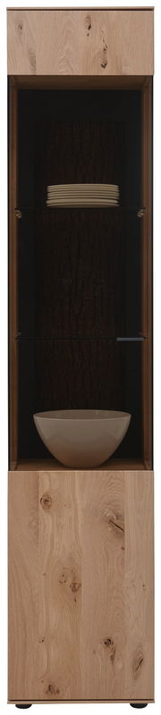 Frontale Ansicht der Valnatura Vitrine LAVIA mit Holzelementen und Glastür, gefüllt mit weißen Tellern und einer Schale.