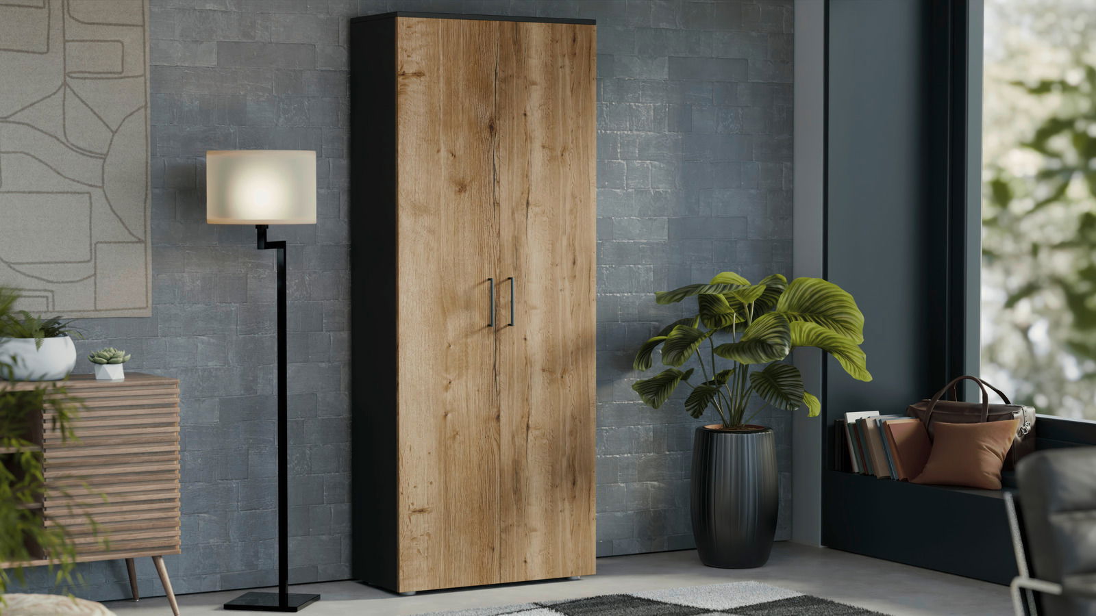 Moderner, hoher Schuhschrank aus Holz mit zwei Türen, in einem stilvoll eingerichteten Raum, seitliche Perspektive.