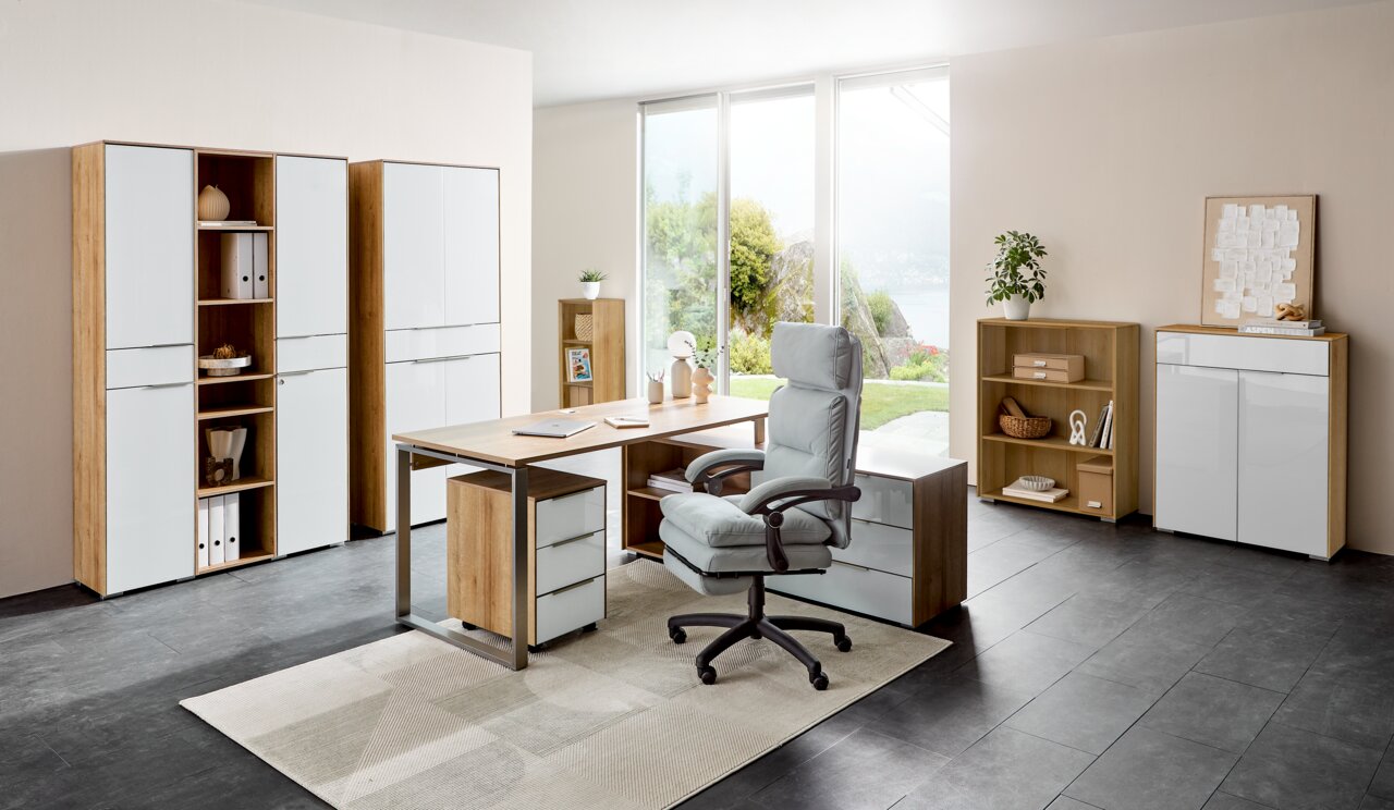 Moderner Chefsessel in einem stilvollen Büro, seitliche Perspektive