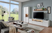 Moderner weißer Couchtisch mit Holzdetails in einem stilvollen Wohnzimmer, seitliche Perspektive.