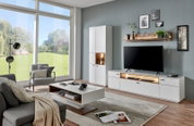 Moderner weißer Couchtisch mit Holzdetails in einem stilvollen Wohnzimmer, seitliche Perspektive.
