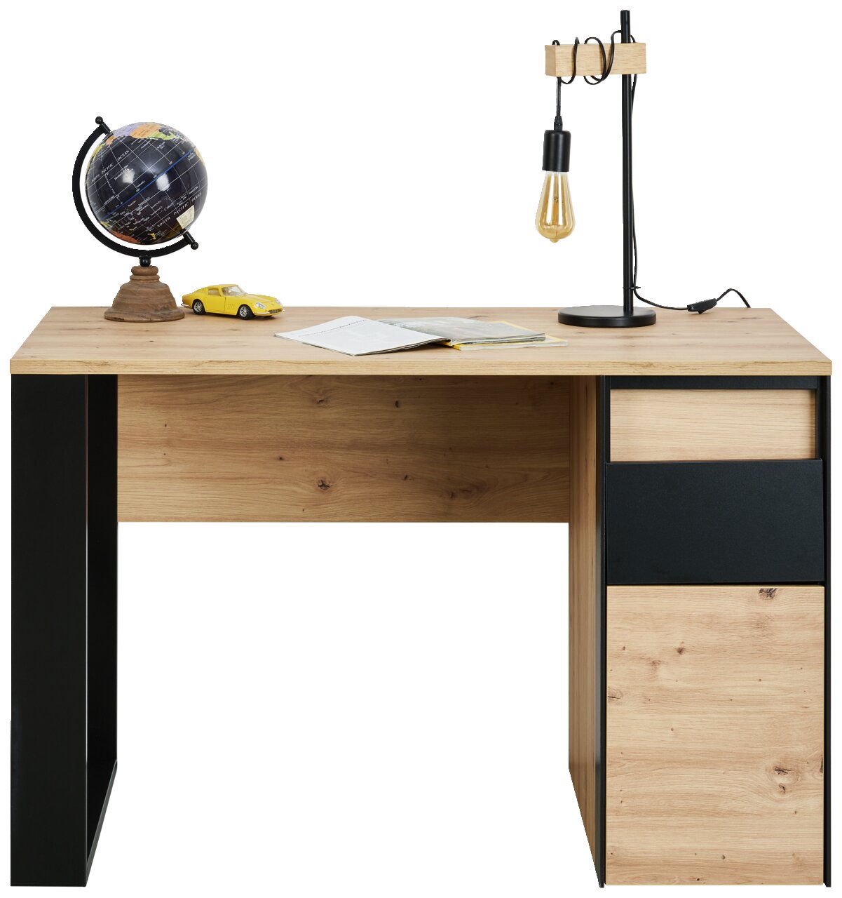 Moderner Schreibtisch aus Holz mit schwarzem Metallrahmen, ausgestattet mit einer Schublade und einem Schrank auf der rechten Seite. Auf der Tischplatte befinden sich ein Globus, eine Lampe und ein Modellauto. Perspektive: Frontalansicht.