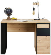 Moderner Schreibtisch aus Holz mit schwarzem Metallrahmen, ausgestattet mit einer Schublade und einem Schrank auf der rechten Seite. Auf der Tischplatte befinden sich ein Globus, eine Lampe und ein Modellauto. Perspektive: Frontalansicht.