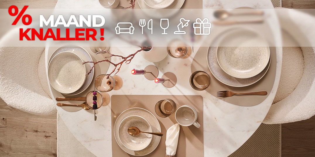 Gedekte eettafel in beige met servies en glazen, met „% Monats Kracher!“ en witte wooniconen erboven.