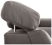 Nahaufnahme einer verstellbaren Kopfstütze eines Sofas in grauem Stoff, seitliche Perspektive.