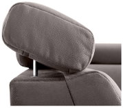 Nahaufnahme einer verstellbaren Kopfstütze eines Sofas in grauem Stoff, seitliche Perspektive.