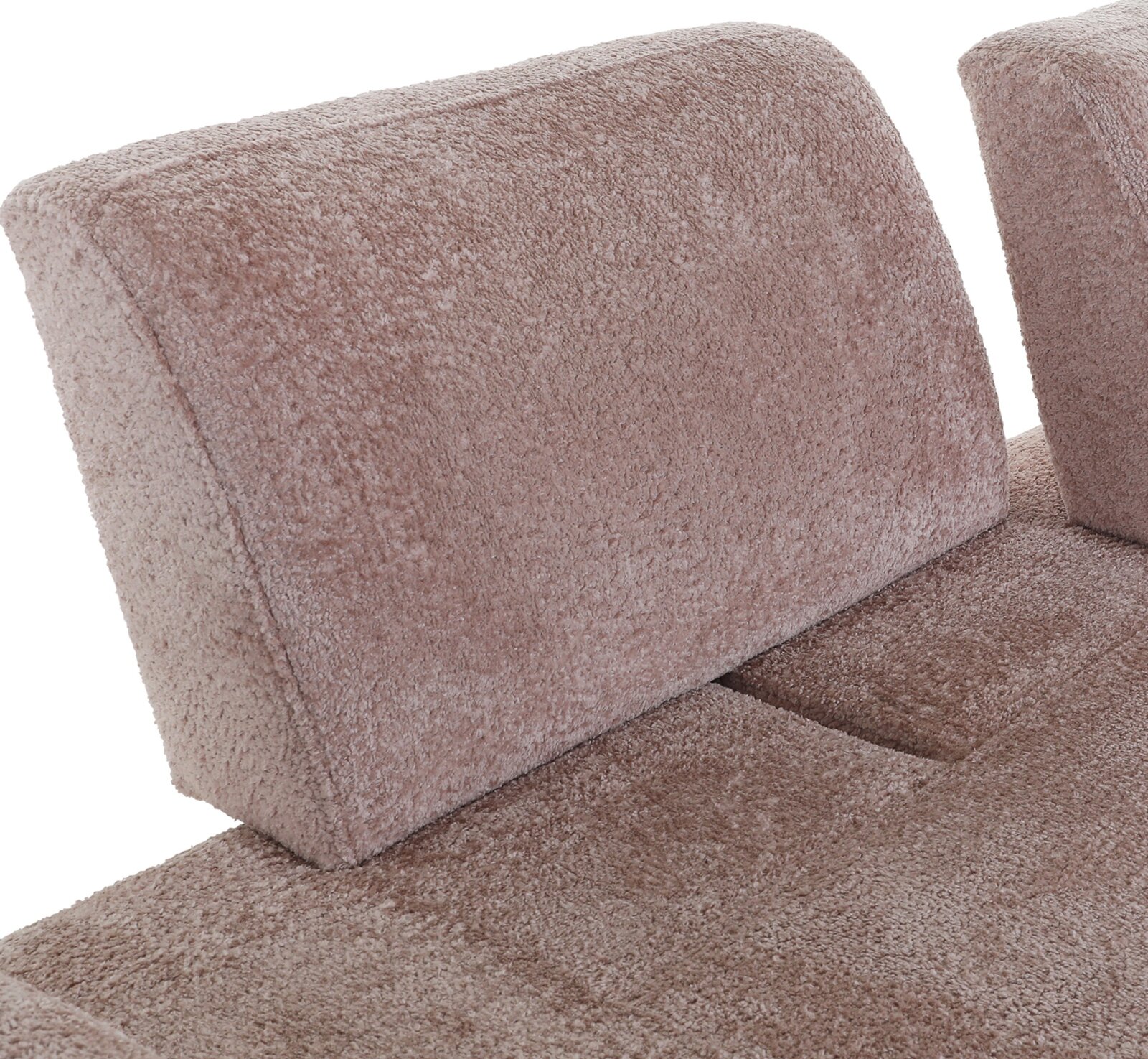 Nahaufnahme eines beigen, flauschigen 2-Sitzer Sofas mit Fokus auf die Rückenlehne.