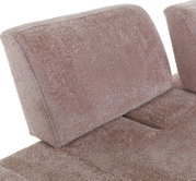 Nahaufnahme eines beigen, flauschigen 2-Sitzer Sofas mit Fokus auf die Rückenlehne.