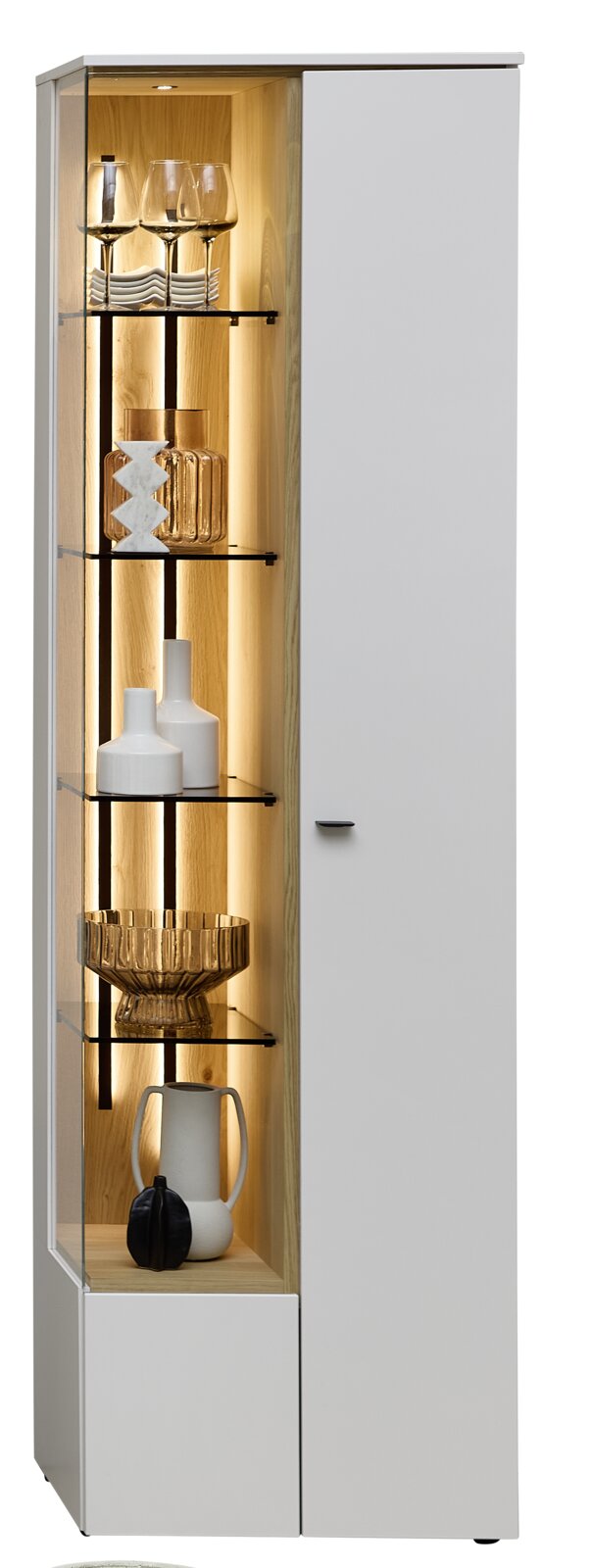 Moderne Vitrine mit Glastüren, Holzrückwand und integrierter Beleuchtung, gefüllt mit dekorativen Gläsern und Vasen, seitliche Perspektive.