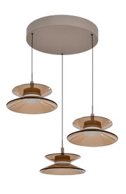 Moderne hanglamp met drie amberkleurige glazen pendels op verschillende hoogtes aan een ronde plafondplaat, schuin van onderen gezien.