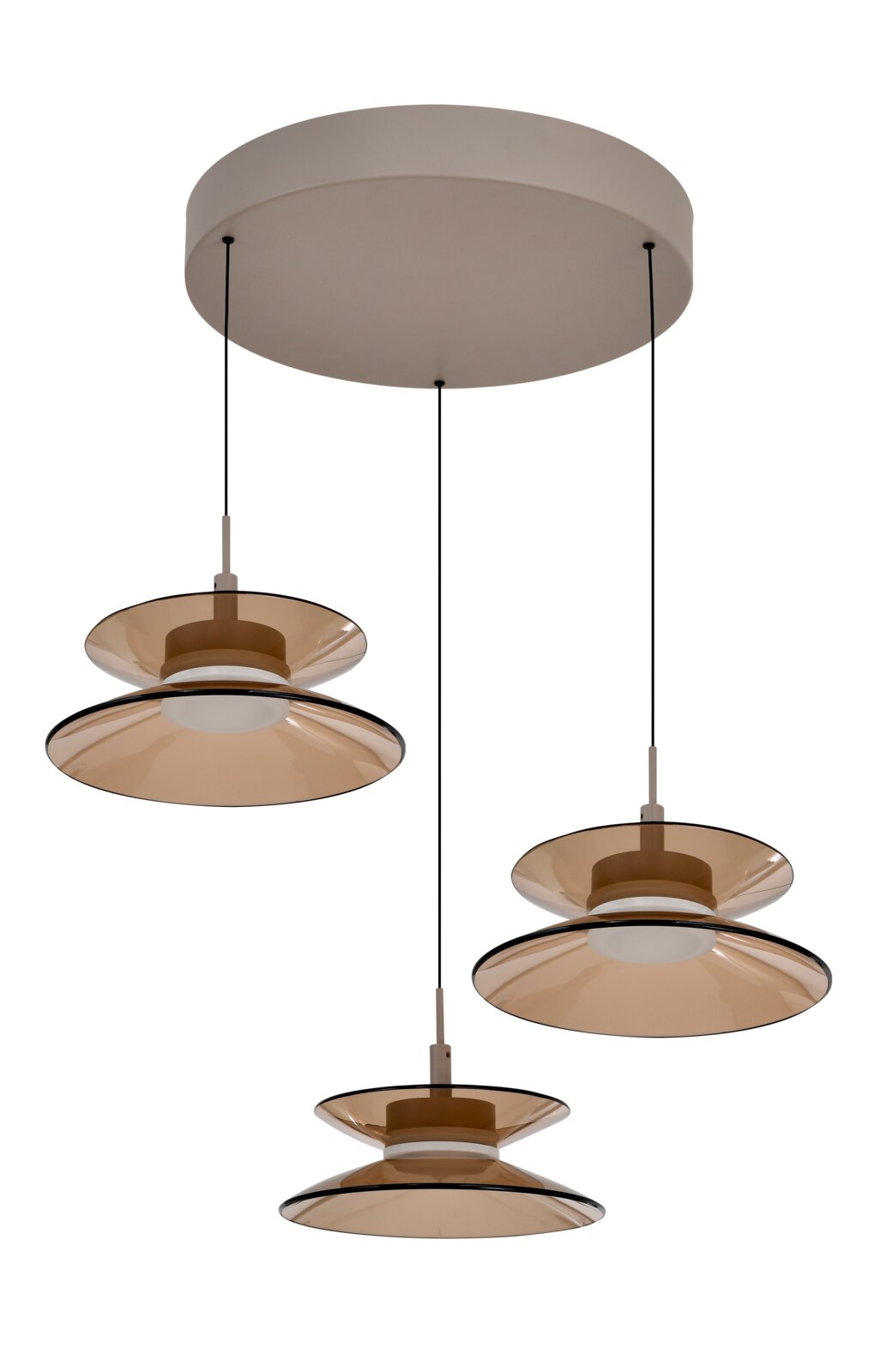 Moderne hanglamp met drie amberkleurige glazen pendels op verschillende hoogtes aan een ronde plafondplaat, schuin van onderen gezien.