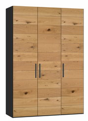 Drehtürenschrank mit drei Türen in Holzoptik, frontale Perspektive