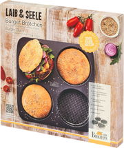 Verpackung eines Burger Brötchen-Blechs mit vier runden Formen, ideal für die Zubereitung von Burgerbrötchen, aus einer leicht schrägen Perspektive fotografiert.