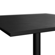 Nahaufnahme eines schwarzen Bistrotischs mit glatter Oberfläche, seitliche Perspektive.