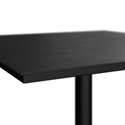 Nahaufnahme eines schwarzen Bistrotischs mit glatter Oberfläche, seitliche Perspektive.