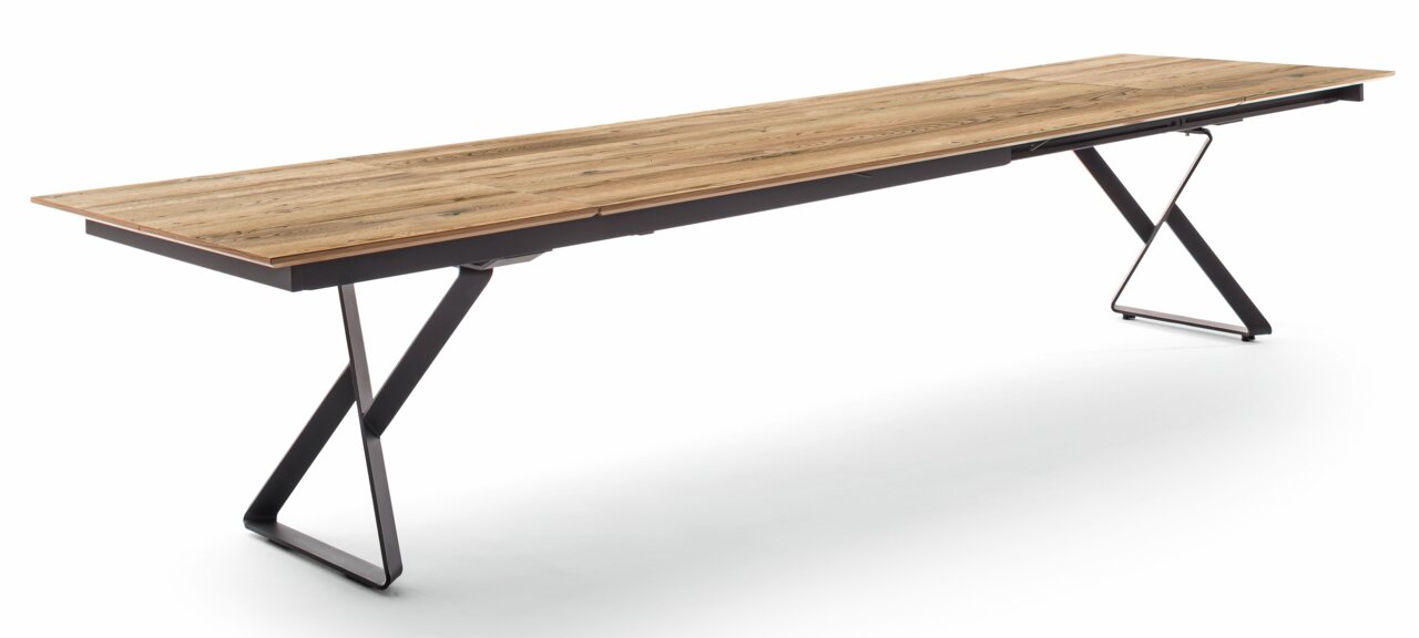Moderne eettafel met houten blad en metalen onderstel, zijaanzicht