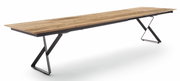 Moderne eettafel met houten blad en metalen onderstel, zijaanzicht