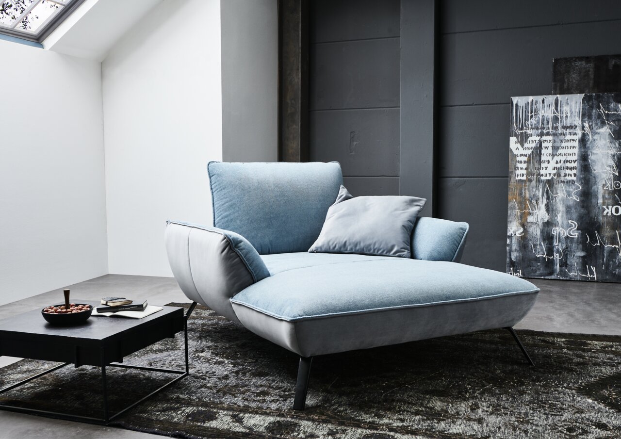 Moderano Loveseat ALPHA PLUS Modernes hellblaues Loveseat-Sofa in einem stilvollen Wohnzimmer, seitliche Perspektive.