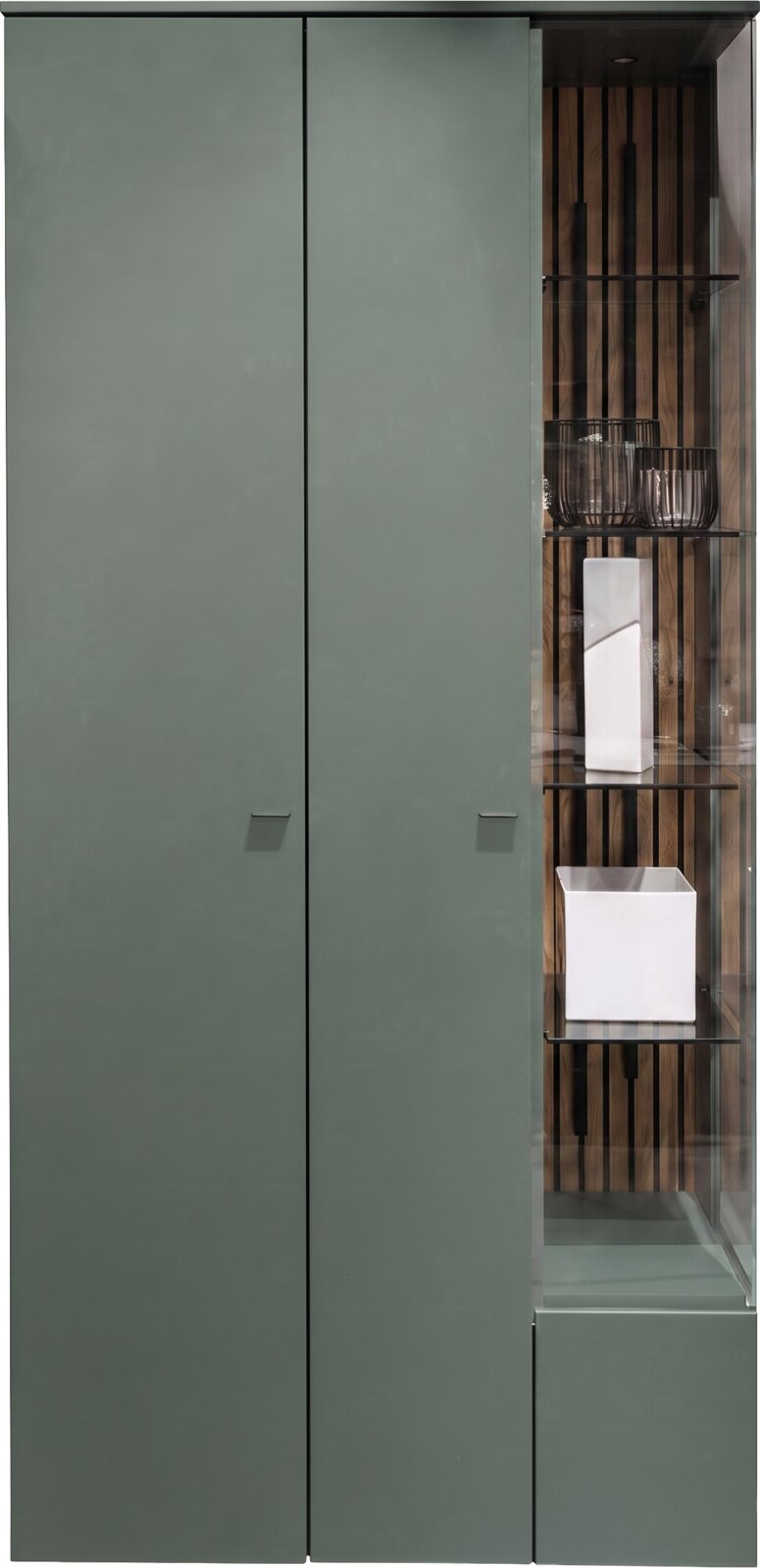 Moderner hoher Stauraumschrank in Salbeigrün mit zwei grifflosen Türen und seitlicher Glasvitrine, schwarzen Glasböden sowie dekorativer Holzlamellen-Rückwand, frontal abgebildet