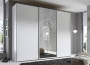 Moderner Schwebetürenschrank in Weiß mit Spiegel in einem stilvollen Schlafzimmer, seitliche Perspektive.