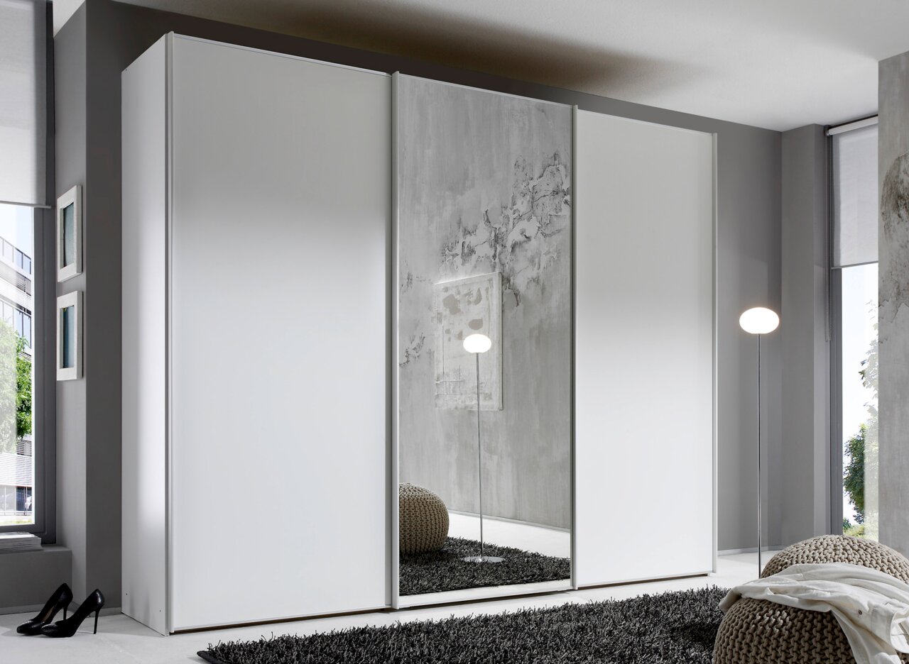 Moderner Schwebetürenschrank in Weiß mit Spiegel in einem stilvollen Schlafzimmer, seitliche Perspektive.