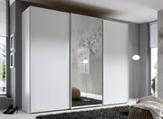 Moderner Schwebetürenschrank in Weiß mit Spiegel in einem stilvollen Schlafzimmer, seitliche Perspektive.