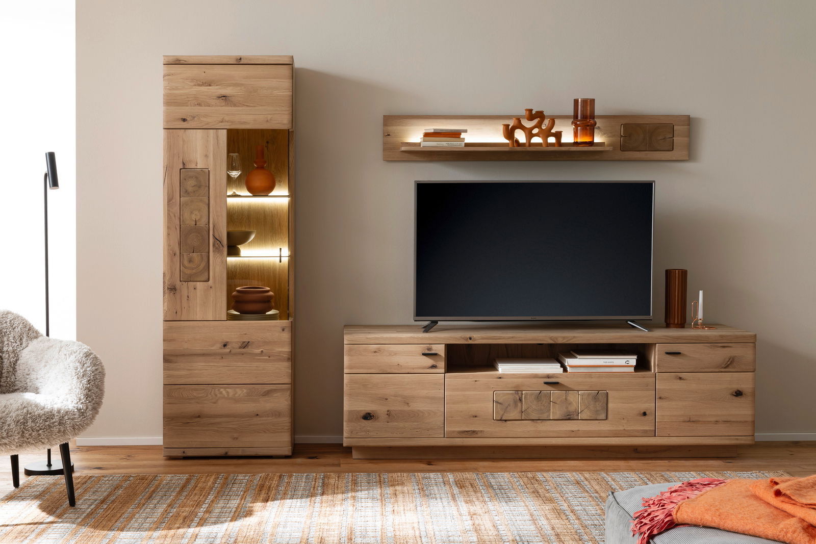 Linea Natura Wandkombination PHÖNIX Moderne Wandkombination aus Holz mit TV-Schrank, Regal und Vitrine, frontal fotografiert.
