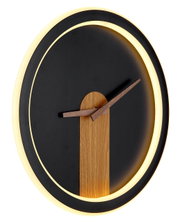Moderne Wanduhr SUSSY mit schwarzem Zifferblatt, Holzzeigern und beleuchtetem Rand, seitliche Perspektive