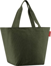 Olivgrüne gerippte Stoff-Shopper/Tote-Bag mit zwei langen Tragehenkeln und rotem seitlichem Label, Frontansicht leicht schräg von vorn