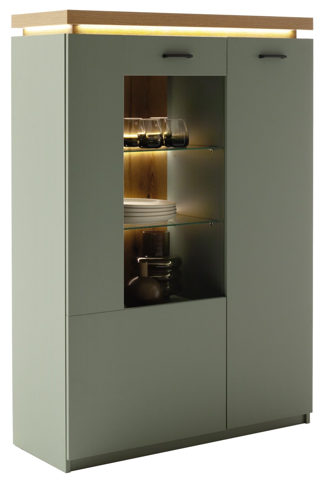 Moderne Vitrine/Highboard in mattem Salbeigrün mit Holz-Deckplatte, Glastür mit Glasböden und warmer LED-Beleuchtung, Frontansicht leicht schräg von links