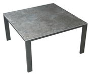 Moderner quadratischer Esstisch mit grauer Steinoptik-Tischplatte und Metallbeinen, Perspektive von oben.