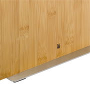 Nahaufnahme eines unbestückten Messerblocks aus Bambus mit Metallfuß, seitliche Perspektive.