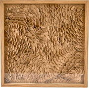 Vooraanzicht van abstracte driedimensionale wanddecoratie met overlappende bruine schijfvormen in een vierkante houten lijst