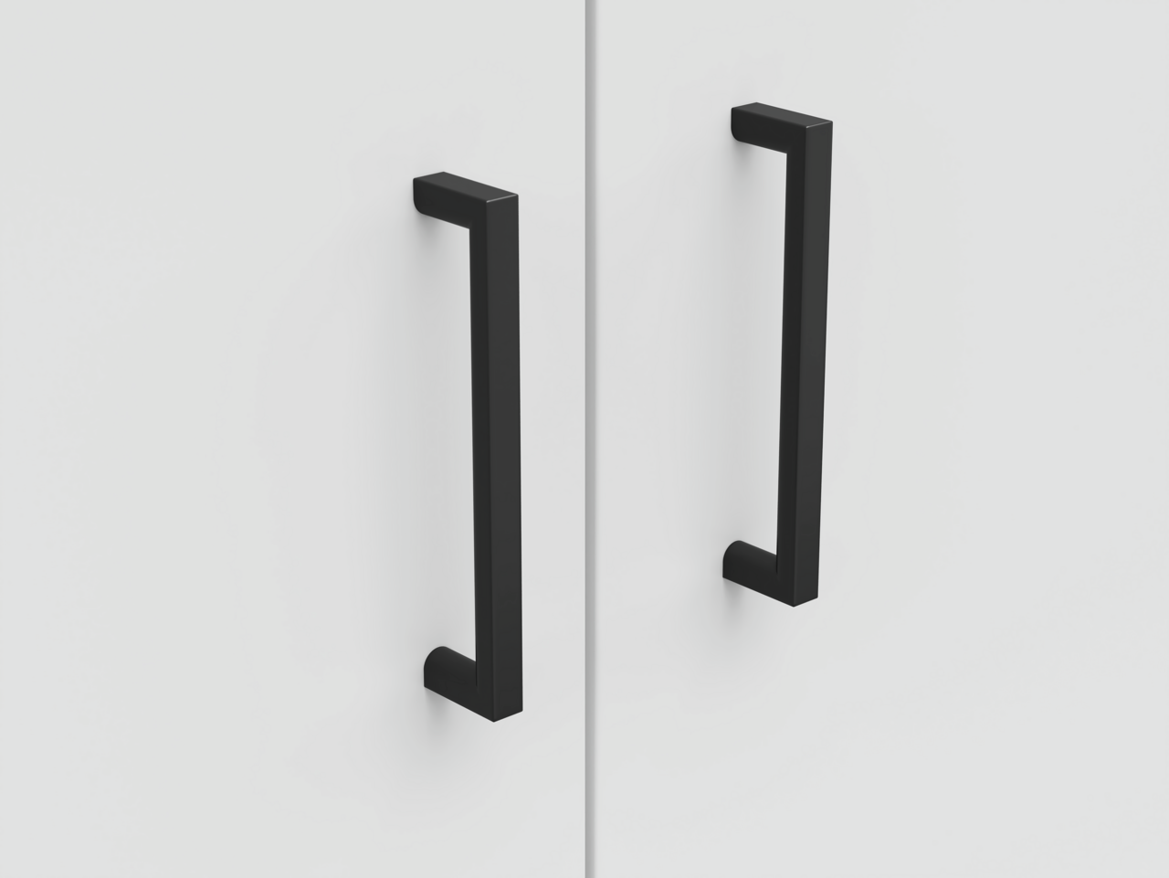 Carryhome Kommode MULTISTAURAUM Nahaufnahme von zwei schwarzen Griffen an einer weißen Kommode, frontal betrachtet.