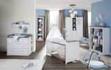 Kinderzimmer mit Wickelkommode, Kinderbett mit Himmel und Regal, seitliche Perspektive