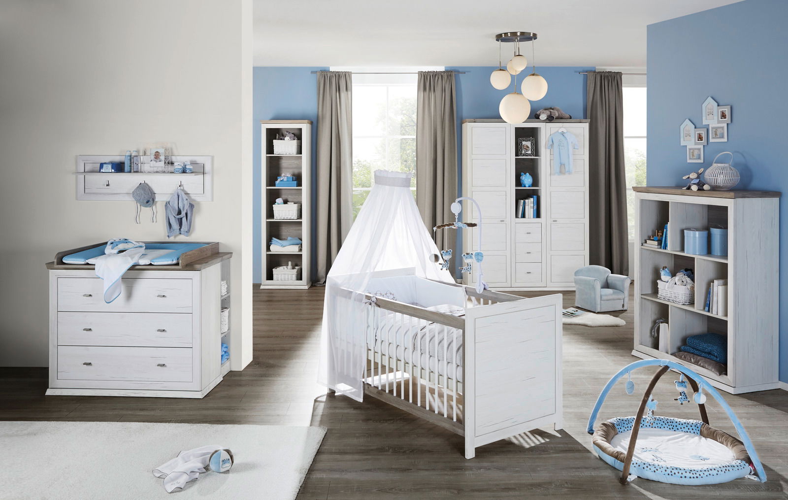 Kinderzimmer mit Wickelkommode, Kinderbett mit Himmel und Regal, seitliche Perspektive