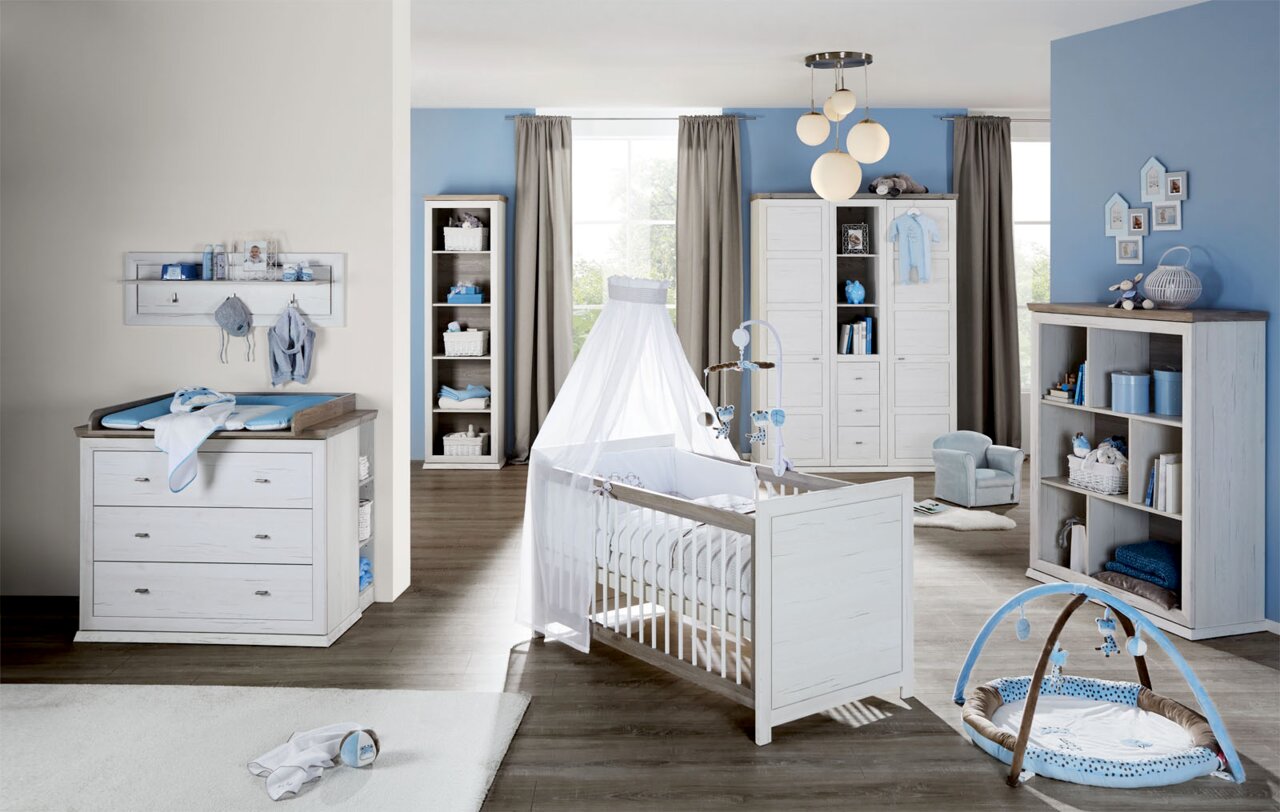 Kinderzimmer mit Wickelkommode, Kinderbett mit Himmel und Regal, seitliche Perspektive