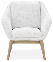 Moderner Sessel mit hellgrauem Stoffbezug und Holzbeinen, Frontalansicht