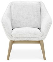 Moderner Sessel mit hellgrauem Stoffbezug und Holzbeinen, Frontalansicht