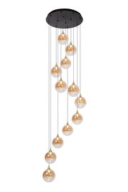 Moderne Hängeleuchte mit mehreren goldenen Glaskugeln, die in einer spiralförmigen Anordnung von einer schwarzen Deckenplatte hängen. Seitenansicht.