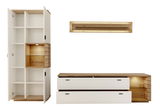 Moderne Wandkombination mit weißem Schrank und Schubladen, kombiniert mit Holzelementen. Frontalansicht.
