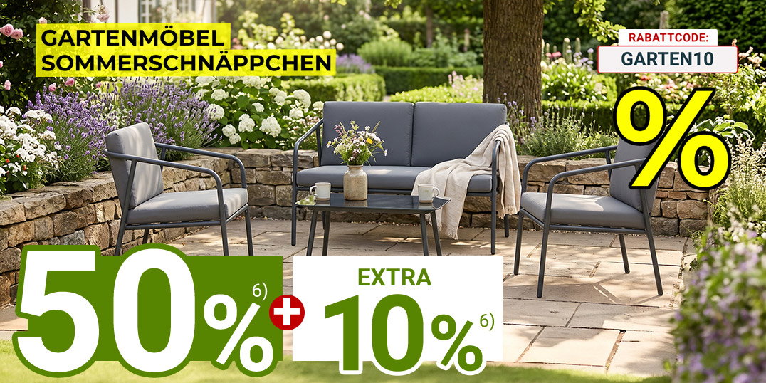 Gartenlounge mit Sofa, Sesseln und Tisch auf sonniger Terrasse, beworben als Sommerschäppchen.