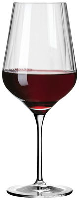 Weinglas mit Sternschliff, gefüllt mit Rotwein, seitliche Perspektive