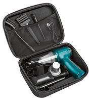 Akku-Zyklon-Handstaubsauger in einer Tragetasche mit verschiedenen Aufsätzen, von oben betrachtet.